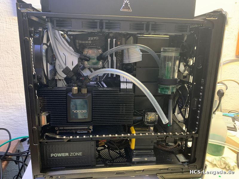 Schwarzer PC mit Wasserkühlung für CPU und Grafikkarte, Ausgleichsbehälter und Pumpe