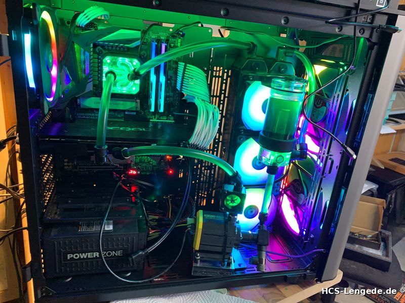 PC mit Custom-Wasserkühlung, grünem Kühlmittel und RGB-Lüftern