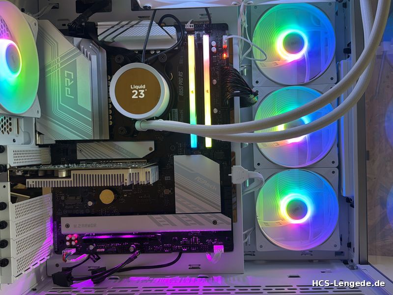 Selbst gebauter weißer Gaming-PC mit AiO-Wasserkühlung und RGB-Lüftern, Blick ins offene Gehäuse